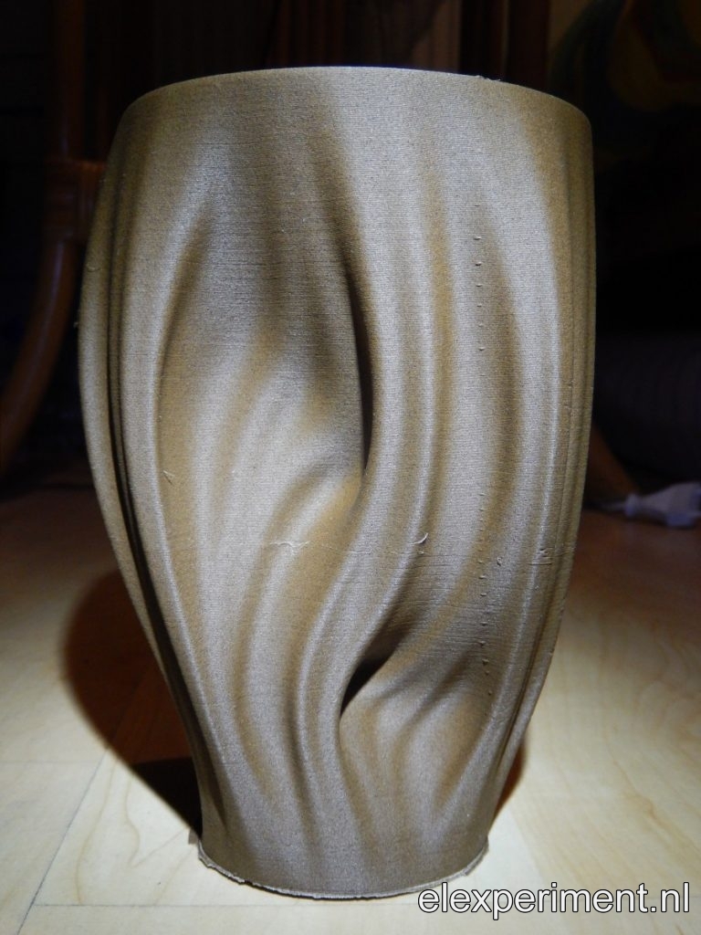 3D printed vase with wood filament Elexperiment.nl